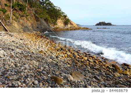 砂利だけの浜。海岸の風景。気仙沼大島の石取浜。宮城県気仙沼市。 砂利だけの浜。海岸の風景。気仙沼大島の石取浜。宮城県気仙沼市。 84468679