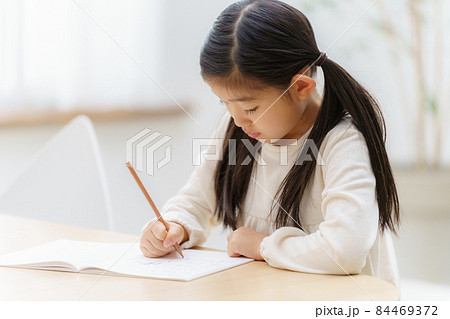自宅で勉強をする女の子 84469372