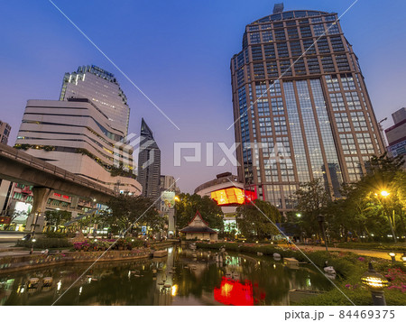 タイ バンコク BTSプロンポン駅周辺 夜景 / Benchasiri Park, Bangkok 84469375
