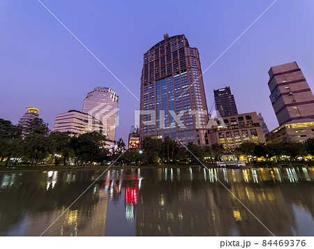 タイ バンコク 【ベンチャシリ公園】夜景 / Benchasiri Park, Bangkok 84469376