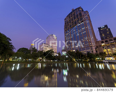 タイ バンコク 【ベンチャシリ公園】夜景 / Benchasiri Park, Bangkok 84469379