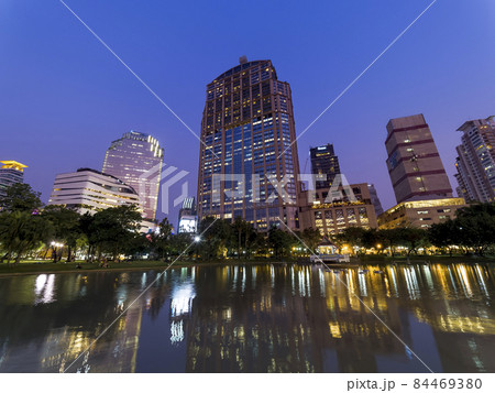 タイ バンコク 【ベンチャシリ公園】夜景 / Benchasiri Park, Bangkok 84469380