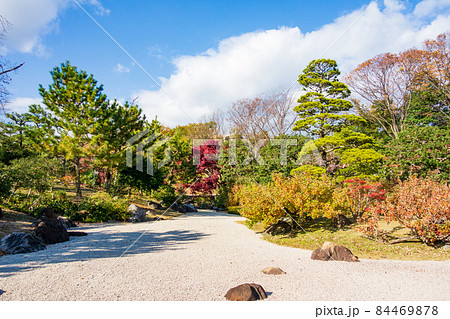 秋の大阪万博公園内にある日本庭園 84469878