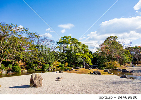 秋の大阪万博公園内にある日本庭園 84469880