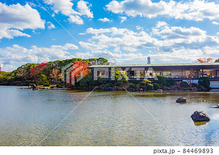 秋の大阪万博公園内にある日本庭園 84469893