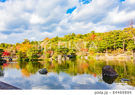 秋の大阪万博公園内にある日本庭園 秋の大阪万博公園内にある日本庭園 84469894
