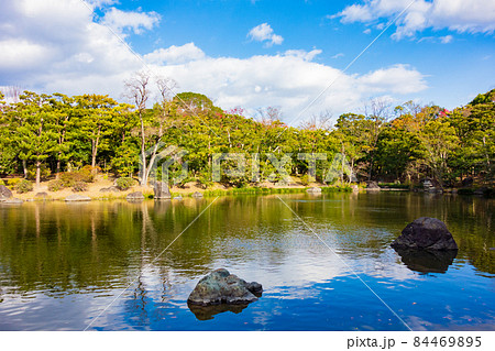 秋の大阪万博公園内にある日本庭園 秋の大阪万博公園内にある日本庭園 84469895
