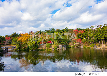 秋の大阪万博公園内にある日本庭園 秋の大阪万博公園内にある日本庭園 84469896