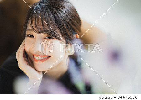 黒いブラウスの女性　 84470556