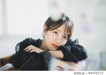 黒いブラウスの女性　 84470572