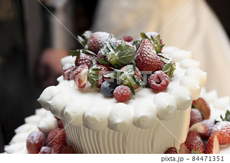 ケーキの上にいちごのたっぷり乗ったカップケーキが乗っている 84471351