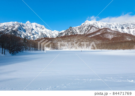 冬の鏡池(西岳・本院岳・戸隠山を望む) 冬の鏡池(西岳・本院岳・戸隠山を望む) 84471769