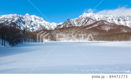 冬の鏡池(西岳・本院岳・戸隠山を望む) 冬の鏡池(西岳・本院岳・戸隠山を望む) 84471773