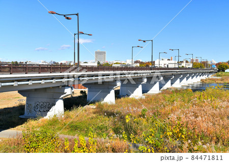 日野橋/多摩川 下流/日野市側より柴崎体育館駅、立川駅方面を望む(東京都日野市)【2021.11】 日野橋/多摩川 下流/日野市側より柴崎体育館駅、立川駅方面を望む(東京都日野市)【2021.11】 84471811