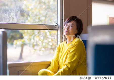 女子旅 汽車でいく女子旅 ミドル女子の旅 車内 女子旅 汽車でいく女子旅 ミドル女子の旅 車内 84472033