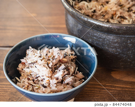 シラスとヒジキを混ぜた炊き立ての土鍋ご飯。 84474048