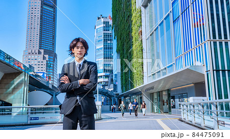 爽やかな若いビジネスマン 渋谷 腕組み カメラ目線 爽やかな若いビジネスマン 渋谷 腕組み カメラ目線 84475091