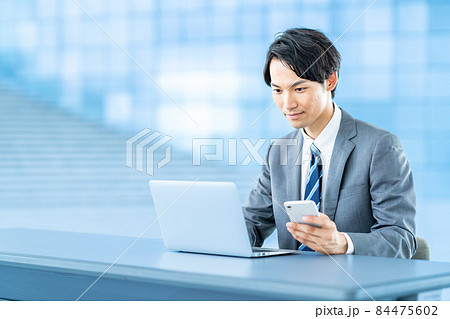仕事をするビジネスマン 仕事をするビジネスマン 84475602