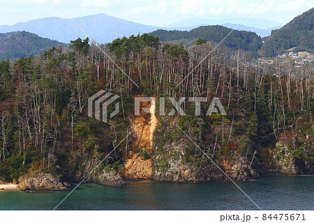 三陸海岸リアス式海岸のがけ崩れ。宮城県気仙沼市の気仙沼大島十八鳴浜付近。 84475671