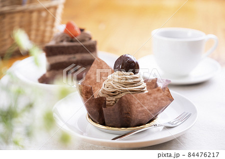 モンブランケーキとチョコレートケーキ 84476217