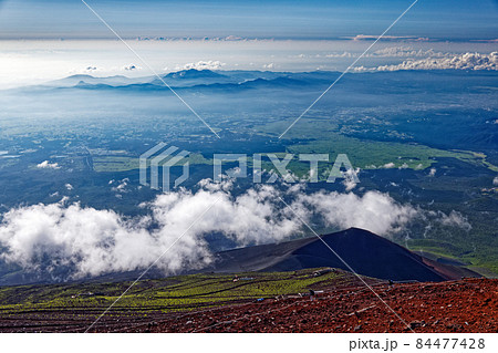 富士山・御殿場登山道から見る雲湧く宝永山と箱根の山並み 84477428