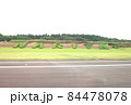 成田国際空港の滑走路横に植えられた植木文字 84478078