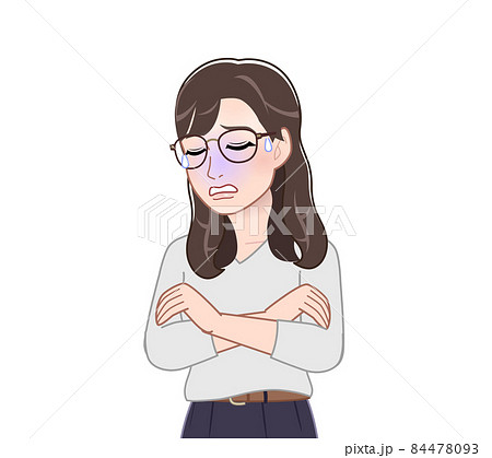 七分袖を着た眼鏡の女性 84478093