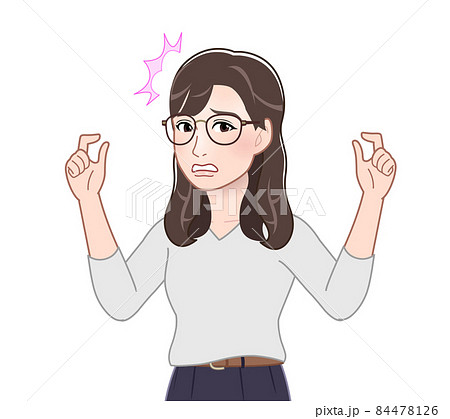 七分袖を着た眼鏡の女性 84478126