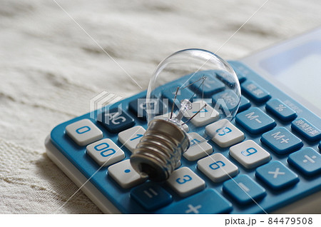 電球と電卓(電気代,生活費,イメージ) 電球と電卓(電気代,生活費,イメージ) 84479508