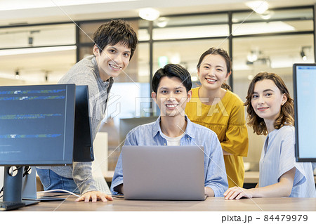 若い男女　IT ベンチャー企業　研究室　イメージ 84479979