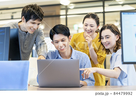 ノートパソコンの画面を見る若い男女 撮影協力:WEEK芝大門(サンフロンティア不動産) ノートパソコンの画面を見る若い男女 撮影協力:WEEK芝大門(サンフロンティア不動産) 84479992