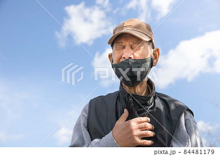 外出先で胸が痛くなって苦しんでいる高齢者の日本人男性 外出先で胸が痛くなって苦しんでいる高齢者の日本人男性 84481179