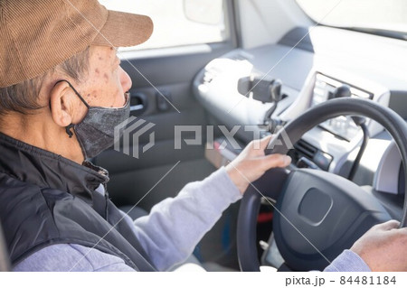 後期高齢者　シニア男性　車の運転　認知症　高齢者講習 84481184