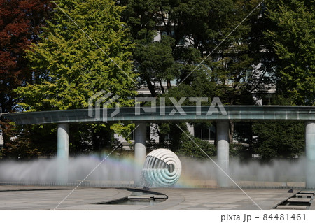 東京都千代田区皇居外苑の和田倉噴水公園の風景 84481461