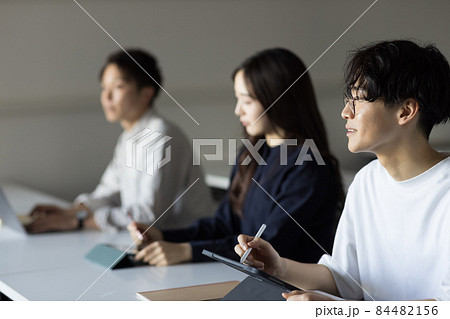授業を受ける学生 授業を受ける学生 84482156