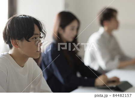 授業を受ける学生 授業を受ける学生 84482157