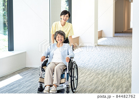 車椅子のシニア女性と若いヘルパー　撮影協力「LINK FOREST」 84482762