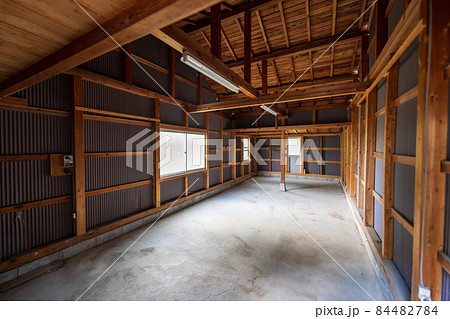 昔ながらの木造建築  倉庫 84482784