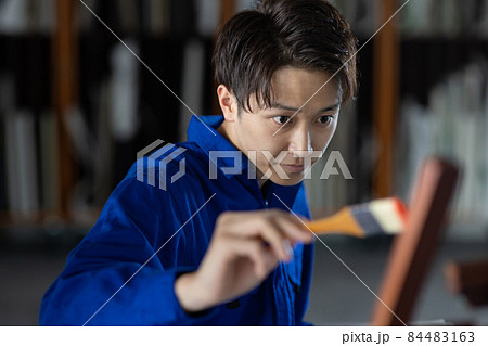 絵を描く美大生 84483163