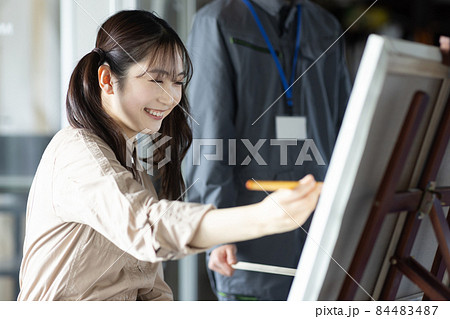 絵を描く若い学生 絵を描く若い学生 84483487