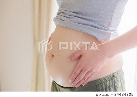 妊娠中期 お腹に手を当てる 17週 妊娠中期 お腹に手を当てる 17週 84484309