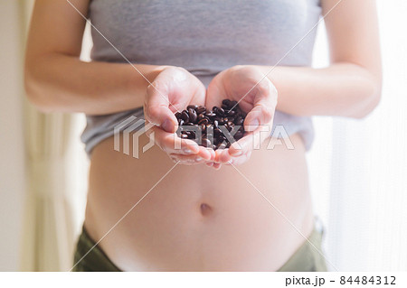 コーヒー豆と妊娠中の女性 カフェイン デカフェ カフェインレス ノンカフェイン コーヒー豆と妊娠中の女性 カフェイン デカフェ カフェインレス ノンカフェイン 84484312