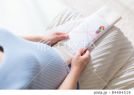 腹帯　はらおび　妊娠中の女性 84484319