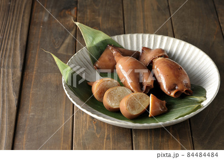 笹の葉に乗っている郷土料理のイカ飯 84484484