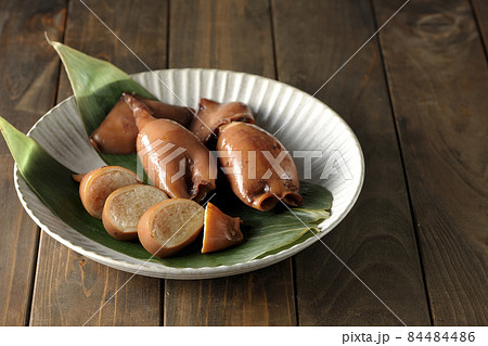 笹の葉に乗っている郷土料理のイカ飯 84484486