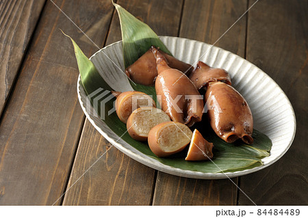 笹の葉に乗っている郷土料理のイカ飯 84484489