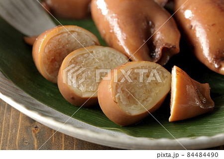 笹の葉に乗っている郷土料理のイカ飯 84484490