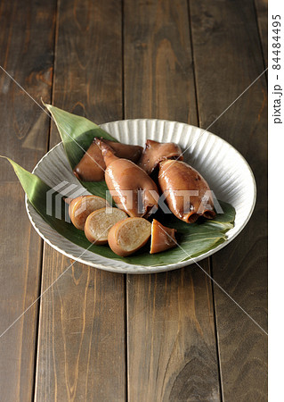 笹の葉に乗っている郷土料理のイカ飯 84484495