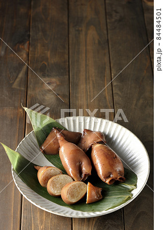 笹の葉に乗っている郷土料理のイカ飯 笹の葉に乗っている郷土料理のイカ飯 84484501