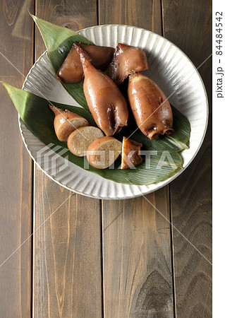 笹の葉に乗っている郷土料理のイカ飯を俯瞰で撮影 84484542